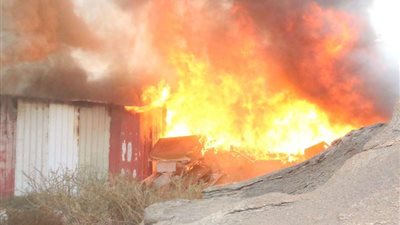 عاجل.. اندلاع حريق ضخم بحي الجعرانة في مكة  (صور)