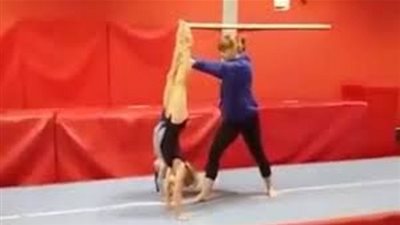 لاعبات جمباز يؤدين تحدي 