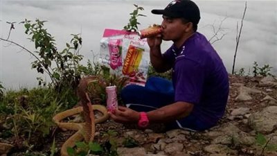 رجل يتزوج من أفعي بعد وفاة حبيبته والسبب عجيب! (صور)