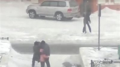 ماذا فعلت الرياح بالمواطنين (فيديو)