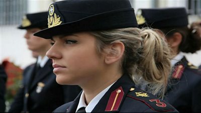 أجمل 10 نساء في جيوش العالم وأكثرهن جاذبية (صور)