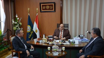 محافظ الدقهلية: توفر البيانات وصحتها تساعد في اتخاذ القرار الصحيح