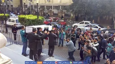 صحفيون يقدمون نعش الصحافة على سلم النقابة احتجاجا على حبس النقيب (صور)