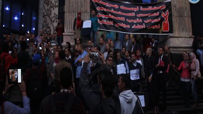 صاحبة الجلالة تتشح بالسواد حدادًا على 