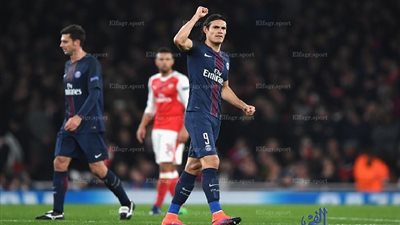 بالفيديو.. كافاني يعتدي على رامسي بدون كرة أمام الحكم