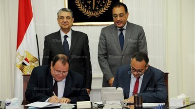 وزيرا الإسكان والكهرباء يشهدان توقيع  اتفاقية لتطوير 45 منطقة عشوائية فى 15 محافظة