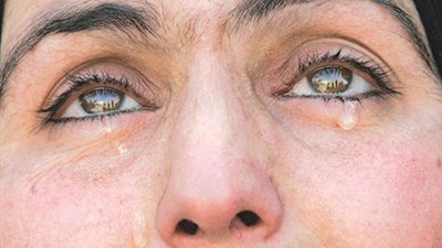 دموع الأمهات.. بين عقوق الأبناء والعطف عليهم