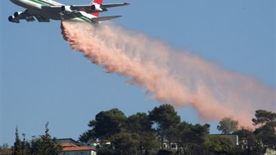 فرنسا ترسل طائرتين لإخماد حرائق إسرائيل