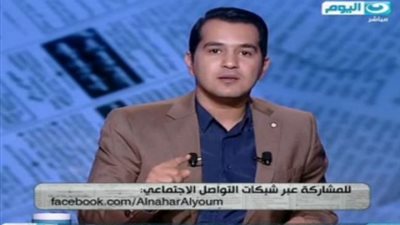 محمد الدسوقي يهدي جائزة برنامجه لـ وزير الأثار: