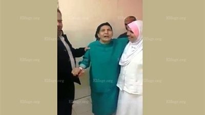 «مُسنة» ببني سويف تستقبل خبر نجاح عمليتها الجراحية بـ«الزغاريد».. (فيديو)