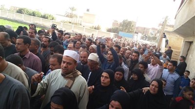 الآلاف يؤدون صلاة الجنازة علي شهيد القوات المسلحة بمسقط رأسه بالبحيرة (صور)