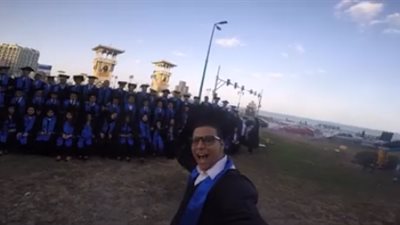 طلاب يحتفلون بالتخرج على طريقة 