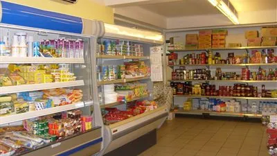 لهذه الأسباب خفضت المولات أسعار السلع في 