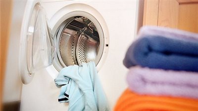 هل يستحب غسل ملابس الميت بعد وفاته؟ (فيديو)