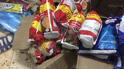 ضبط ألفي عبوة مواد غذائية فاسدة في حملة تموينية بالإسكندرية (صور)