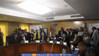 المحافظ يمنح وزير التنمية ورئيس جامعة الفيوم درع المحافظة 