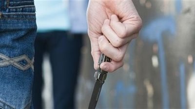 سائق يطعن ابن عمه بـ