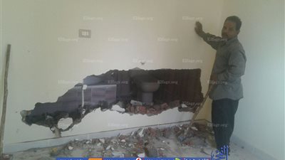 إزالة عقار مخالف بدون ترخيص بوسط الإسكندرية (صور)