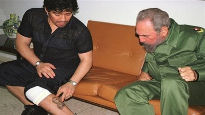مارادونا عن فيدل كاسترو: فقدنا رجلا عظيما.. لقد كان بمثابة أب لي