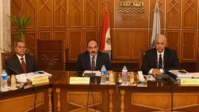 محافظ الإسكندرية ورئيس الجامعة يقفون دقيقة حداد على أرواح شهداء القوات المسلحة (صور)