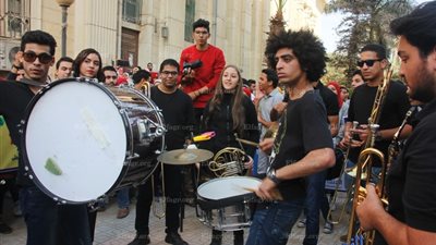 فرقة موسيقية تقود مسيرة جامعة القاهرة لمناهضة العنف ضد المرأة (صور)