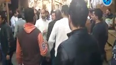 مناوشات بالأيدي بين تجار وقوات الأمن أثناء محاولة هدم عقار أثري بشارع المعز (فيديو)