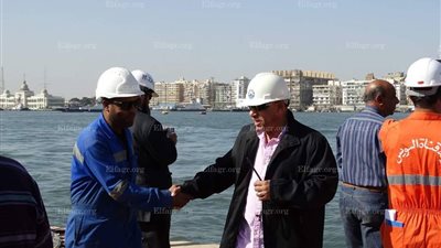 تثبيت الجزء الأول من كوبري الرسوة علي ضفة القناة ببورسعيد (صور)