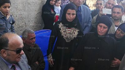 محافظ الدقهلية لوالدة شهيد سيناء بنبروة: ابنك ضحى عشان مصر كلها ومهما عملنا وقدمنا مش هنوفيه حقه