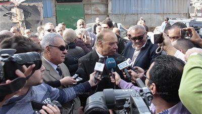 محافظ القاهرة يشهد عمليات هدم مدابغ مجرى العيون ( فيديو )
