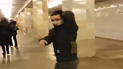 مغامر روسي يعرض نفسه للموت بالقفز أمام مترو الأنفاق (فيديو)