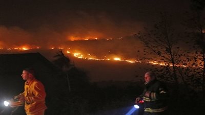 النيران تشتعل مجددا في إسرائيل وتقترب من مقر شرطة الاحتلال