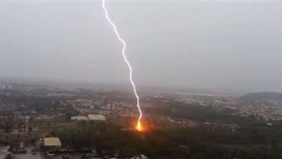 صاعقة رعدية تصيب مقيمَيْن يعملان في عمارة تحت الإنشاء في قرى الباحة