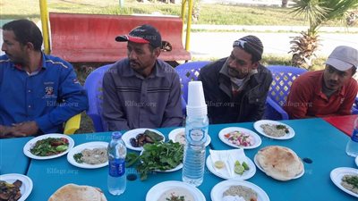 محافظ بورسعيد يتناول الافطار مع عمال النظافة بحي العرب (صور)