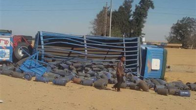 إنقلاب سيارة نقل محملة بـ420 إسطوانة بوتجاز فى بني سويف