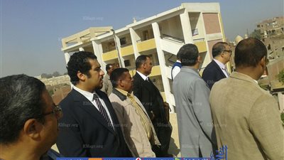 لجنة معاينة مدرسة الشيخ حمد الإعدادية بسوهاج بعد سقوط صخرة من الجبل عليها توصي بنقل الطلاب وتهذيب الهضبة (صور) 