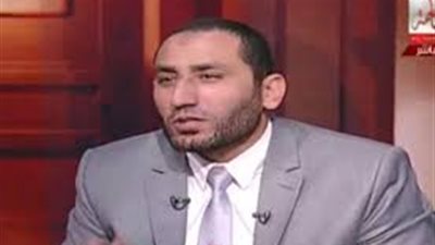 أحمد صبري يرد على شيخ ينهى تشغيل القرآن ليلًا