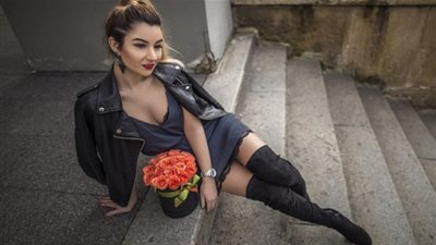 إطلالة عصرية ومفعمة بالأنوثة لإرتداء البوت فوق الركبة في الشتاء (صور)