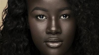 عارضة الأزياء صاحبة أغمق بشرة على مستوي العالم! (صور)