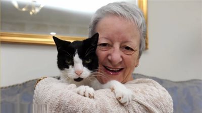 قط يقفز على كتف امرأة بإستمرار.. لتكتشف أمر غير متوقع! (فيديو)