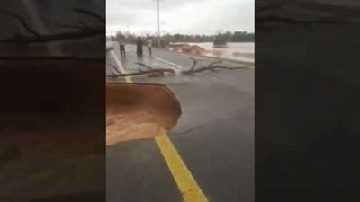 السيول تجتاح الطريق الواقع بين شقراء وأشيقر