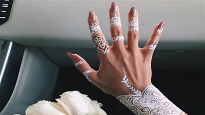 زيني يديك بأجمل نقش حناء أبيض في حفل زفافك (صور)