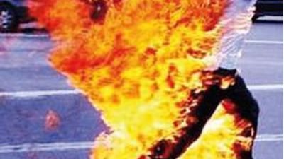 شاب يحرق نفسه لرفض والدته خطبته لفتاه في الدقهلية 