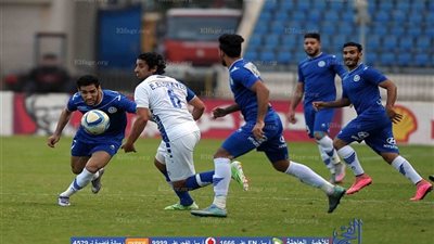 شاهد خناقة لاعبي سموحة على تسديد ركلة جزاء تحت أنظار حلمي طولان