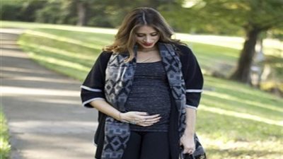 إطلالات أنيقة للحوامل هذا الشتاء (صور)