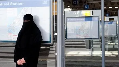 هولندا تبدء فى منع النقاب بالأماكن العامة 