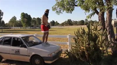 مجنون يُلقي نفسه على شجرة صبار عملاقة وهو عارياً (فيديو)