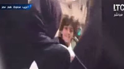 شاهد.. طالبتان يتراهنان على 