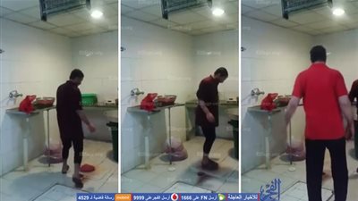 عامل سعودي في مطعم يدهس اللحم بقدميه.. والسبب غريب! (فيديو)