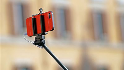 السيلفي القاتل.. 7 صور ذاتية أودت بحياة أصحابها.. بينهم عروس