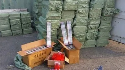 بدء التحقيق في واقعة إدخال الشماريخ وطلقات الإشارة عبر ميناء دمياط (صور)